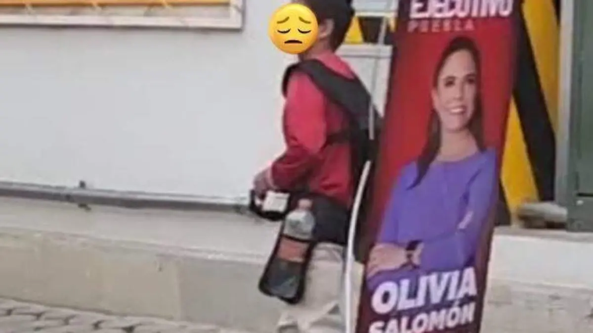 Imagen de olivia salomón es cargada por un niño de Puebla en la espalda